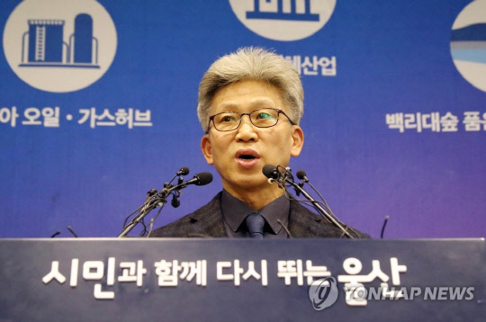 송병기 울산시 경제부시장이 5일 울산시청 프레스센터에서 김기현 전 울산시장 측근 비리 제보와 관련한 입장을 밝히고 있다. 송 부시장은 청와대에 최초로 김 전 시장 측근 비리 의혹을 제보한 인물로 알려졌다. (사진=연합뉴스)